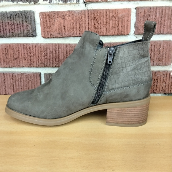 NWT Clarks Memi Zip Genuine Leather Boots in Nubuck Taupe Sz. 8.5 Wide - Picture 7 of 12